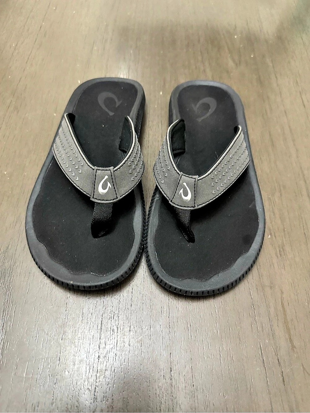 OluKai Ulele - M Black & Gray Sandals US 7 M Good